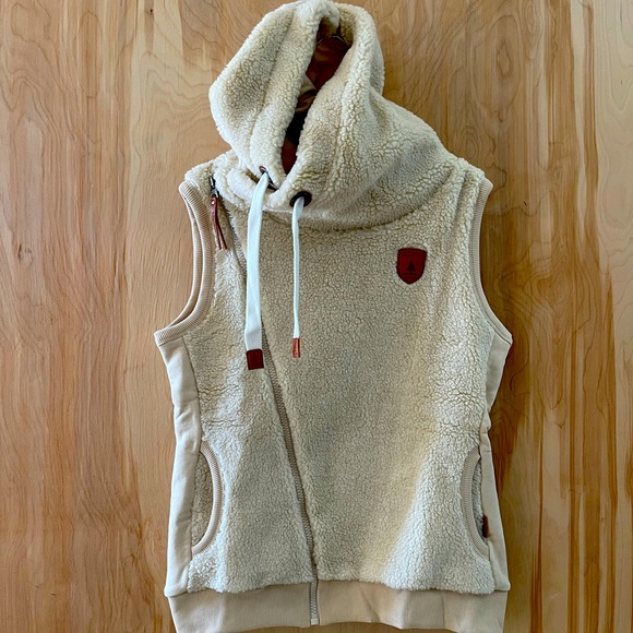 NWT Wanakome Oatmeal Zoe Sherpa Vest